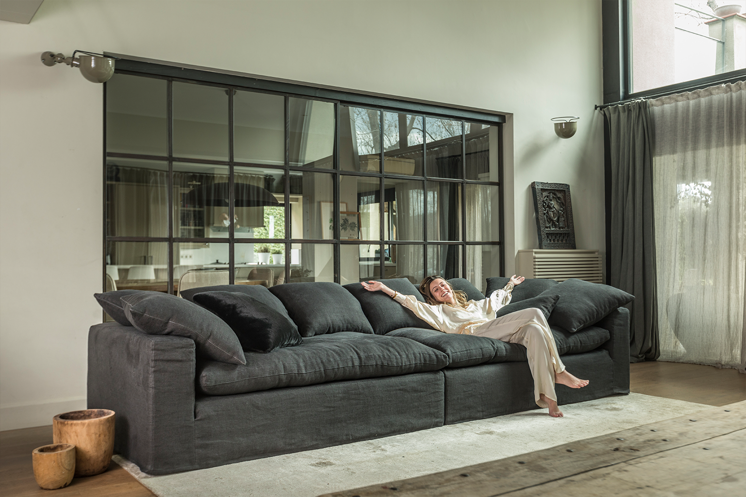 serjac-sofa-atemporal-lino-ambientada-1