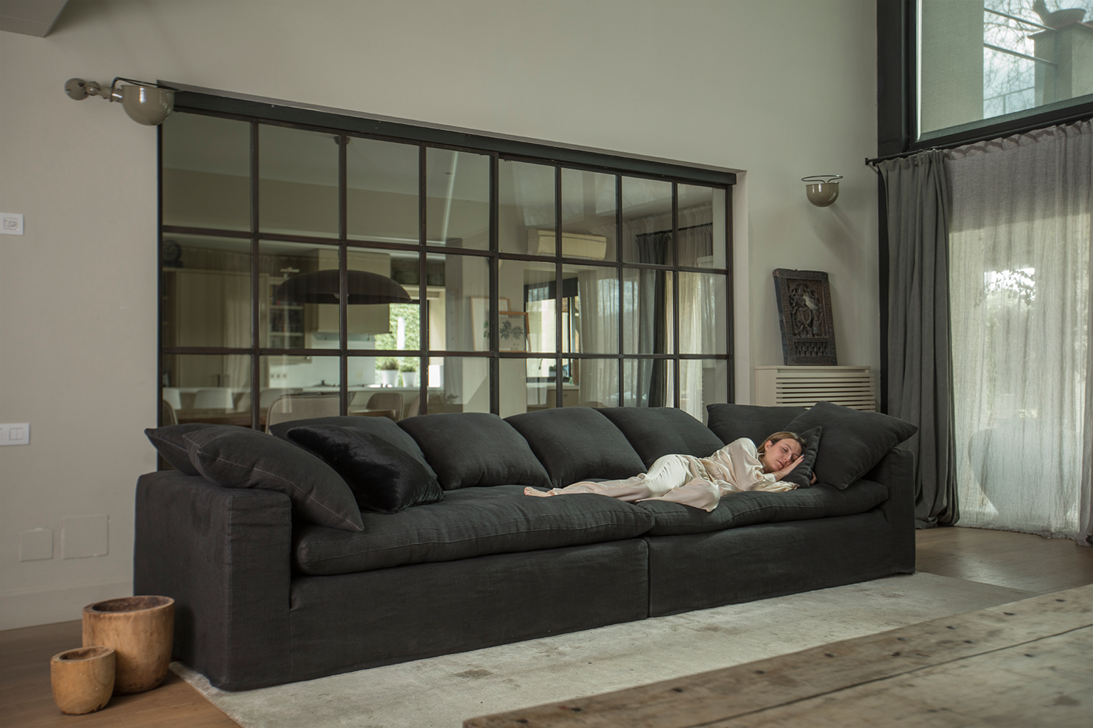 serjac-sofa-atemporal-lino-ambientada-2