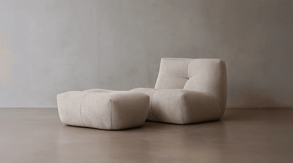 Butaca y puf tapizados de la colección CozyCasa de Atemporal