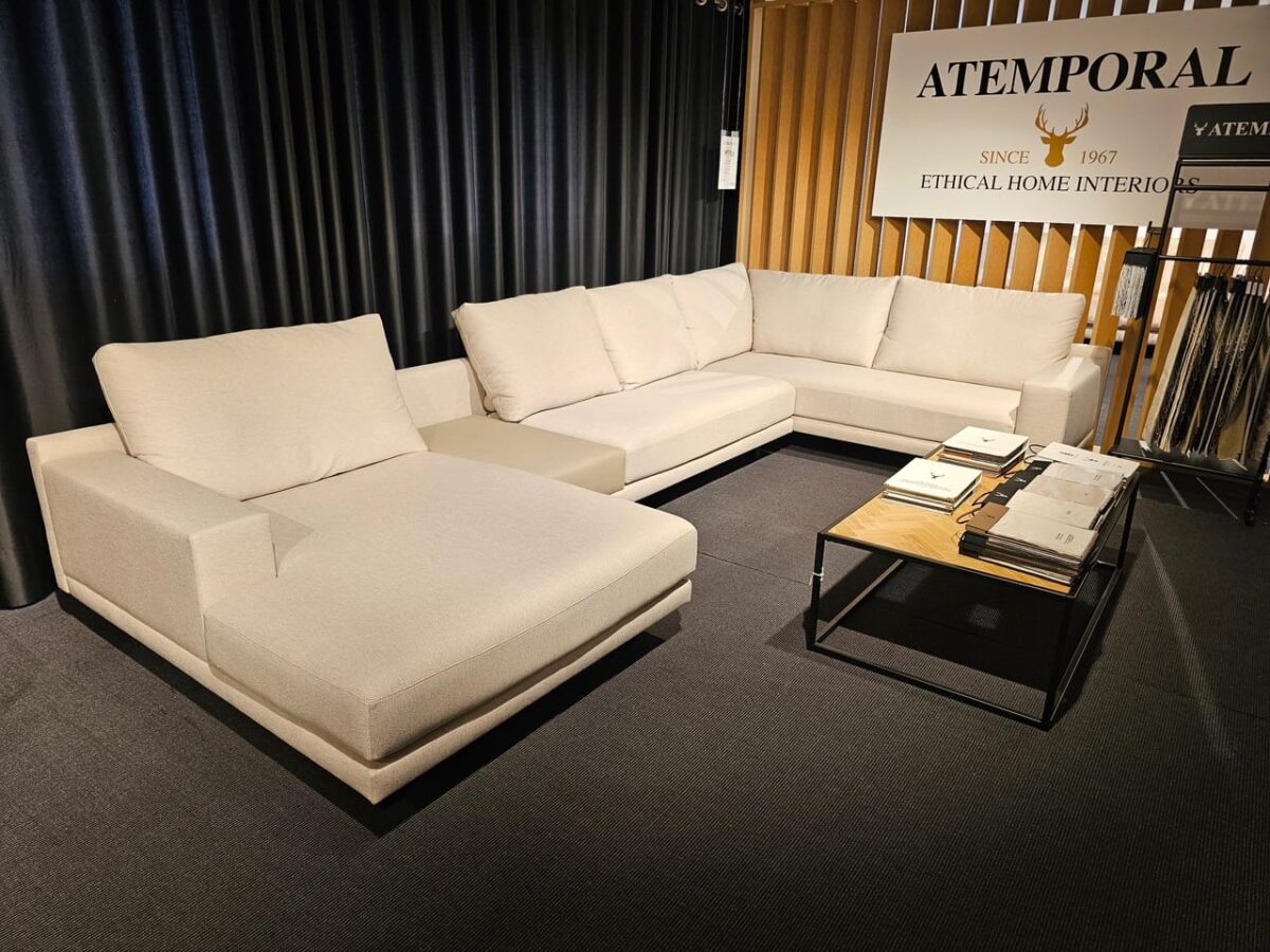 Sofá modular blanco con composición en U